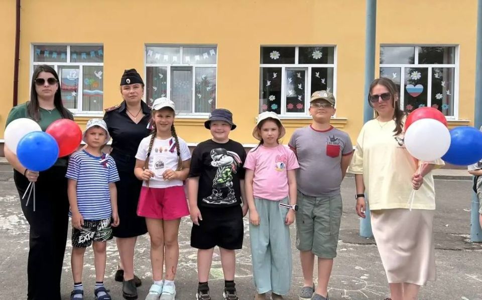 Транспортные полицейские линейного отдела полиции на станции Унеча провели мероприятие в преддверии празднования «Дня России» Транспортные полицейские линейного отдела полиции на станции Унеча провели мероприятие в преддверии празднования «Дня России»