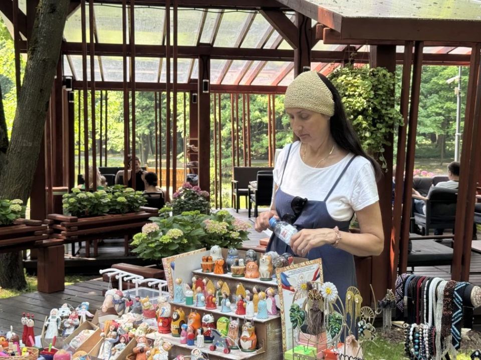 В Городском парке на сцене Зелёного театра проходит яркая концертная программа В Городском парке на сцене Зелёного театра проходит яркая концертная программа