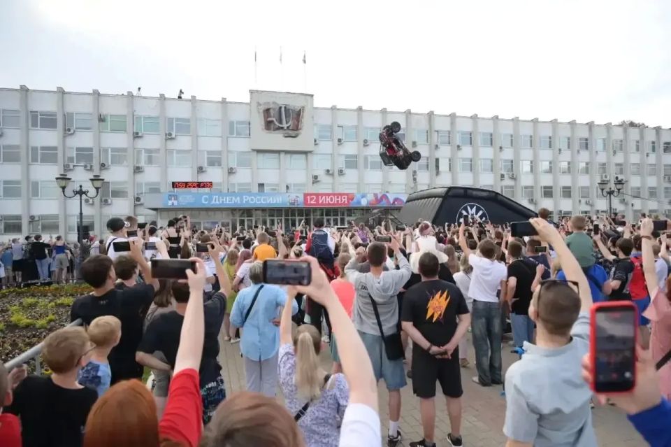 На Советской площади в Сергиевом Посаде состоялось яркое выступление команды мотофристайла FMX13 На Советской площади в Сергиевом Посаде состоялось яркое выступление команды мотофристайла FMX13