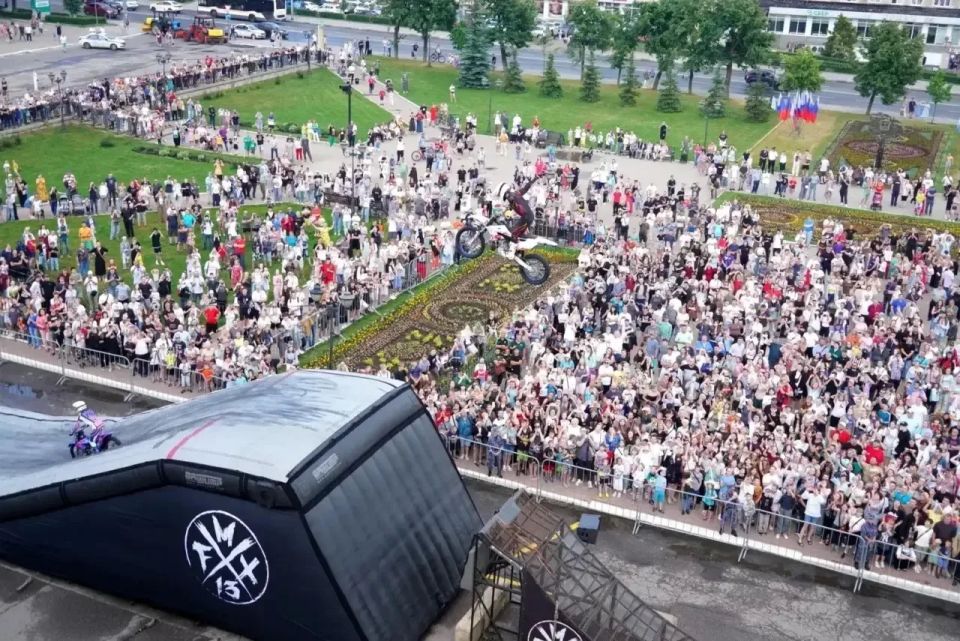 На Советской площади в Сергиевом Посаде состоялось яркое выступление команды мотофристайла FMX13 На Советской площади в Сергиевом Посаде состоялось яркое выступление команды мотофристайла FMX13