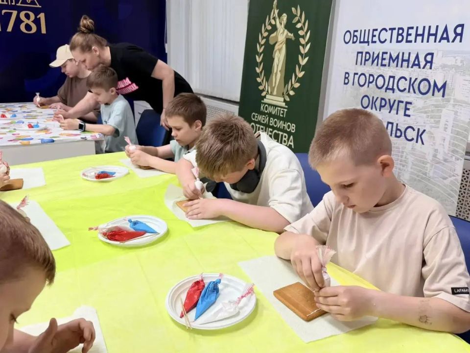 Для детей участников СВО прошёл праздничный мастер-класс по росписи пряников Для детей участников СВО прошёл праздничный мастер-класс по росписи пряников