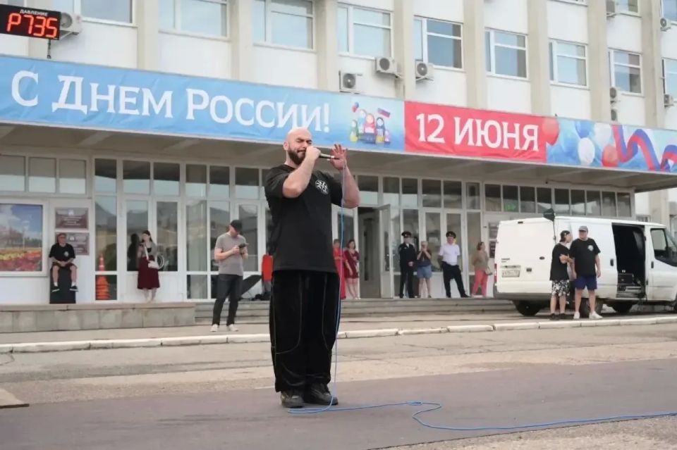 На Советской площади в Сергиевом Посаде состоялось яркое выступление команды мотофристайла FMX13 На Советской площади в Сергиевом Посаде состоялось яркое выступление команды мотофристайла FMX13