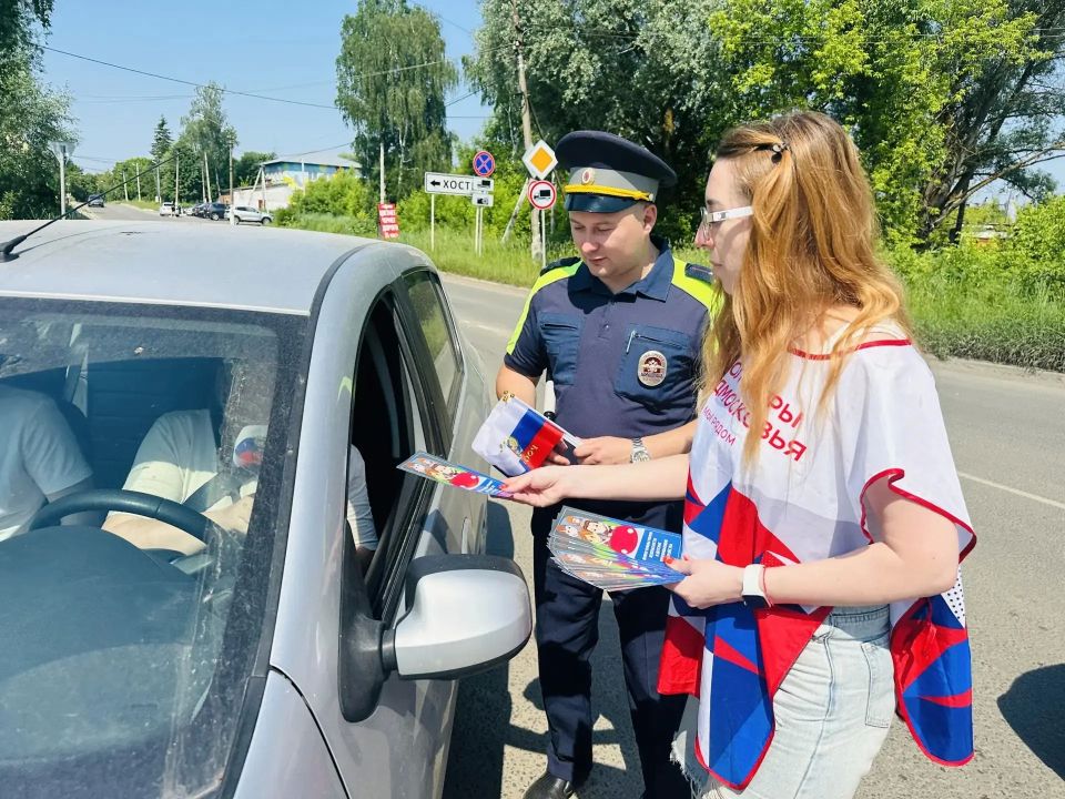 Сотрудники Госавтоинспекции поздравили автолюбителей с праздником и провели акцию «Маленький пассажир-большая ответственность» Сотрудники Госавтоинспекции поздравили автолюбителей с праздником и провели акцию «Маленький пассажир-большая ответственность»