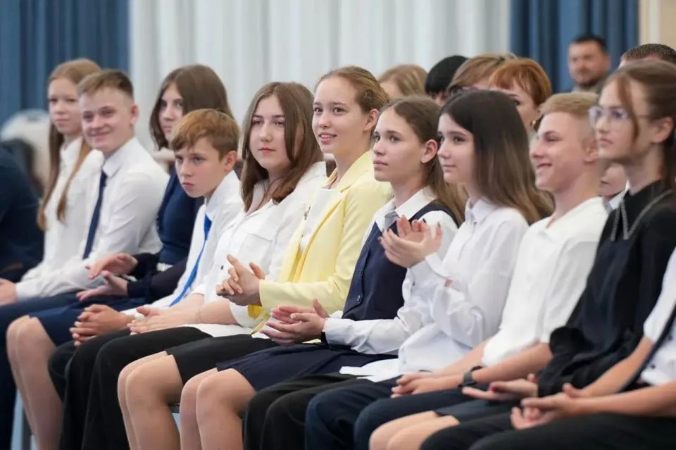 В честь Дня России губернатор Андрей Воробьев вместе с добровольцами легендарного отряда «БАРС» вручил первые паспорта юным жителям Подмосковья В честь Дня России губернатор Андрей Воробьев вместе с добровольцами легендарного отряда «БАРС» вручил первые паспорта юным жителям Подмосковья