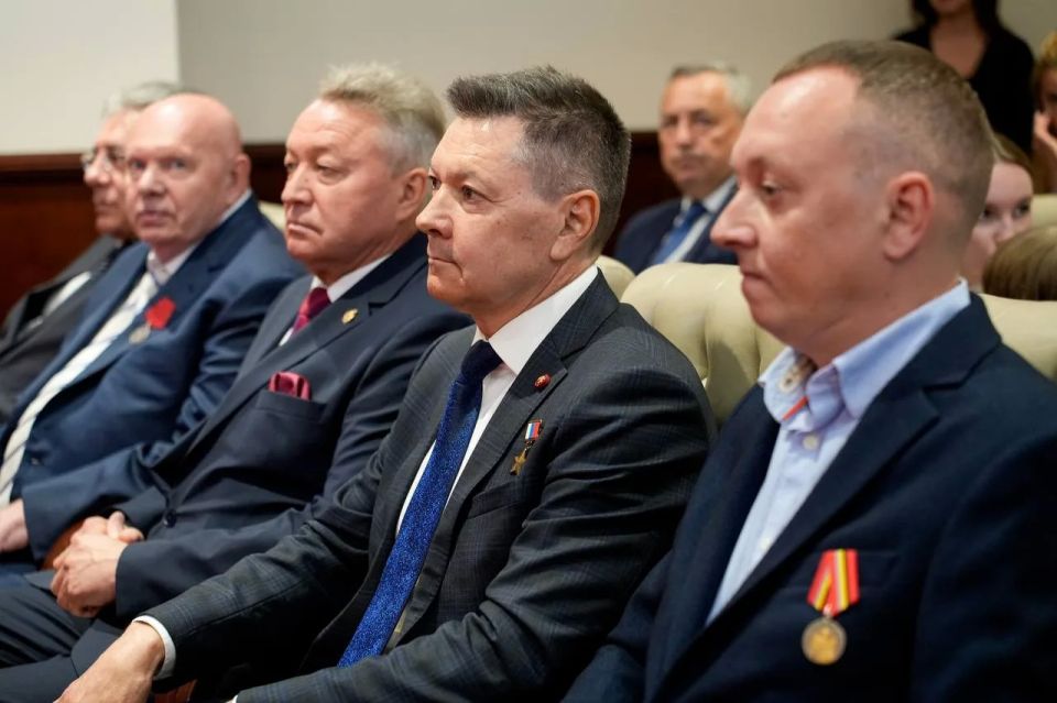 Андрей Воробьев: В честь Дня России вручил федеральные и региональные награды людям, которые своим трудом помогают развивать Подмосковье и всю страну Андрей Воробьев: В честь Дня России вручил федеральные и региональные награды людям, которые своим трудом помогают развивать Подмосковье и всю страну
