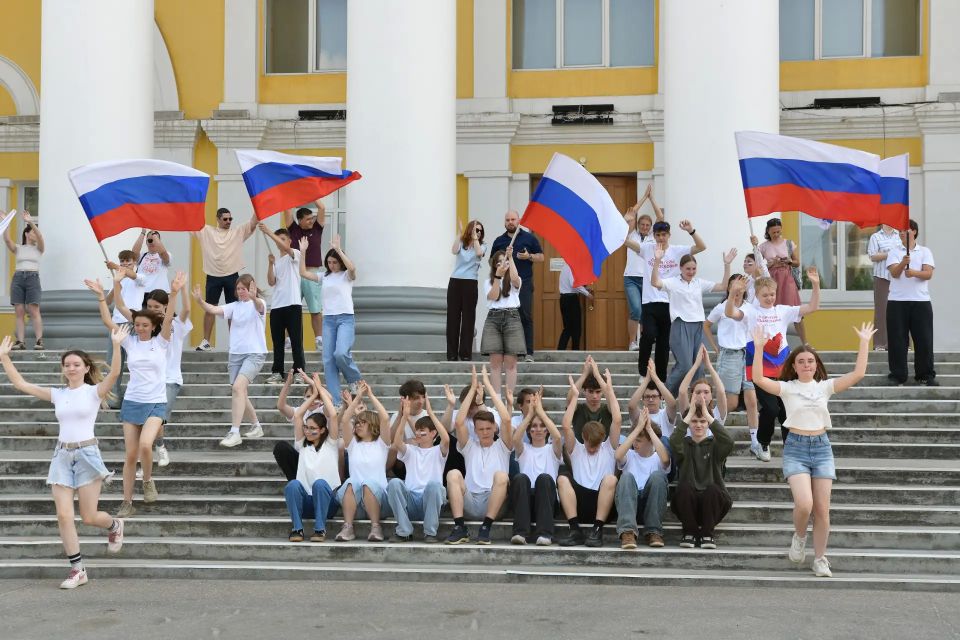 В единстве наша сила. В День России наш округ стал частью большого общенационального праздника В единстве наша сила. В День России наш округ стал частью большого общенационального праздника