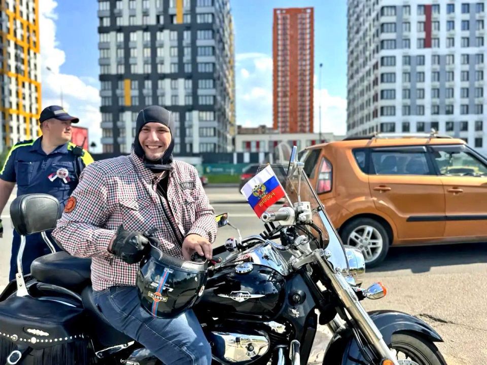 В честь Дня России сотрудники областной Госавтоинспекции и их коллеги из отдела ГИБДД УВД по СЗАО г. Москвы провели совместный рейд на дорогах Красногорска В честь Дня России сотрудники областной Госавтоинспекции и их коллеги из отдела ГИБДД УВД по СЗАО г. Москвы провели совместный рейд на дорогах Красногорска
