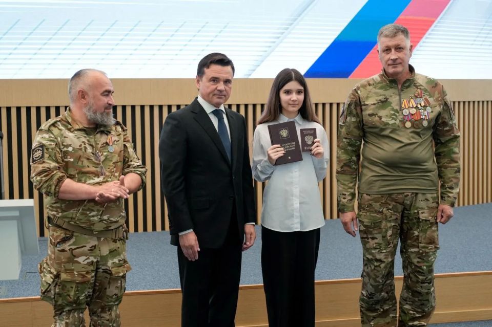 Накануне Дня России Губернатор Андрей Воробьёв вместе с бойцами отряда БАРС вручил первые паспорта юным жителям Подмосковья Накануне Дня России Губернатор Андрей Воробьёв вместе с бойцами отряда БАРС вручил первые паспорта юным жителям Подмосковья