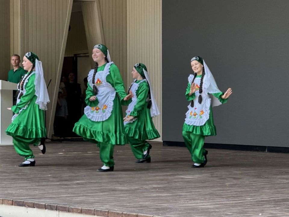 В Городском парке на сцене Зелёного театра проходит яркая концертная программа В Городском парке на сцене Зелёного театра проходит яркая концертная программа