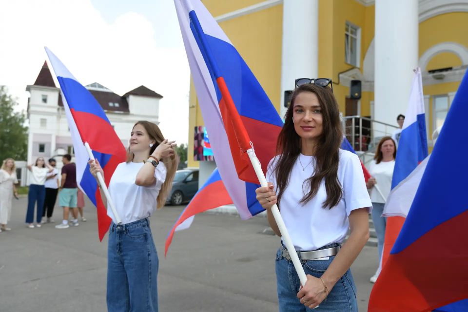 В единстве наша сила. В День России наш округ стал частью большого общенационального праздника В единстве наша сила. В День России наш округ стал частью большого общенационального праздника