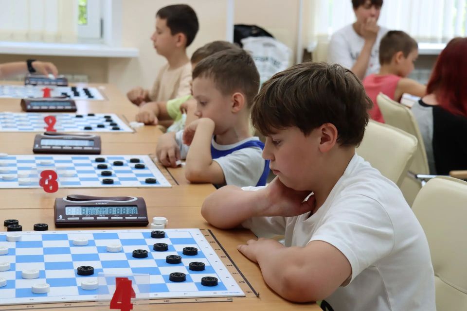Шашечный турнир ко Дню России: стратегия, характер и любовь к игре Шашечный турнир ко Дню России: стратегия, характер и любовь к игре