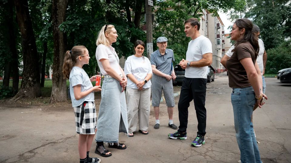 Владимир Волков: Работа служб по содержанию территории не останавливается в выходные и праздники - сегодня с коллегами проверили, как идет уборка дворов в городе Владимир Волков: Работа служб по содержанию территории не останавливается в выходные и праздники - сегодня с коллегами проверили, как идет уборка дворов в городе