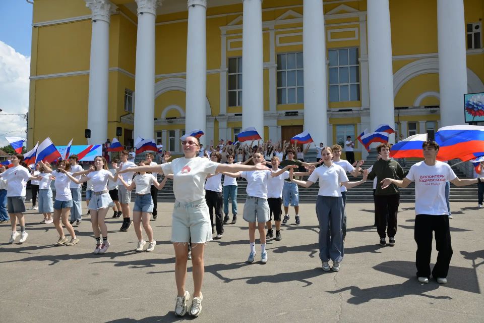 В единстве наша сила. В День России наш округ стал частью большого общенационального праздника В единстве наша сила. В День России наш округ стал частью большого общенационального праздника