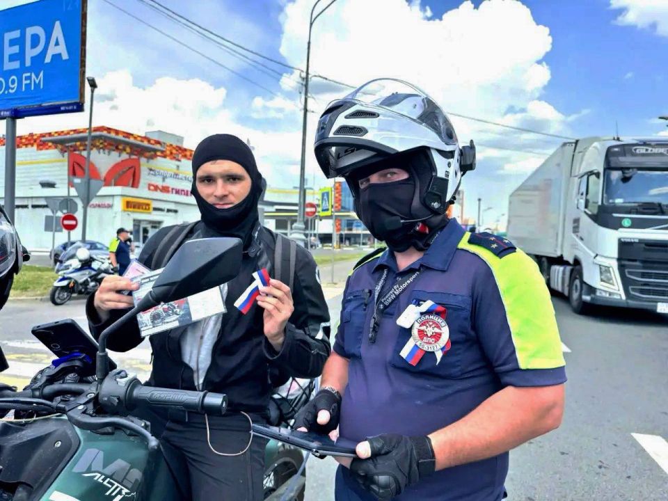 В честь Дня России сотрудники областной Госавтоинспекции и их коллеги из отдела ГИБДД УВД по СЗАО г. Москвы провели совместный рейд на дорогах Красногорска