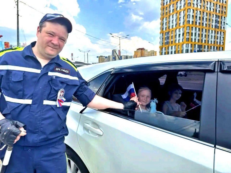 В честь Дня России сотрудники областной Госавтоинспекции и их коллеги из отдела ГИБДД УВД по СЗАО г. Москвы провели совместный рейд на дорогах Красногорска В честь Дня России сотрудники областной Госавтоинспекции и их коллеги из отдела ГИБДД УВД по СЗАО г. Москвы провели совместный рейд на дорогах Красногорска