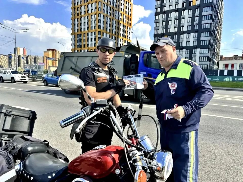 Сотрудники красногорской Госавтоинспекции совместно с коллегами отдела ГИБДД УВД по Северо-Западному административному округу города Москвы провели профилактическую акцию, направленную на повышение безопасности дорожного... Сотрудники красногорской Госавтоинспекции совместно с коллегами отдела ГИБДД УВД по Северо-Западному административному округу города Москвы провели профилактическую акцию, направленную на повышение безопасности дорожного...