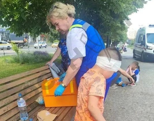 Марина Ахмедова: Жительница Бплашихи Ирина с двумя детьми — пятилетним Егором (имя изменено) и трехлетней Ариной — отправились на большую детскую площадку на бульваре цветов в Балашихе Марина Ахмедова: Жительница Бплашихи Ирина с двумя детьми — пятилетним Егором (имя изменено) и трехлетней Ариной — отправились на большую детскую площадку на бульваре цветов в Балашихе