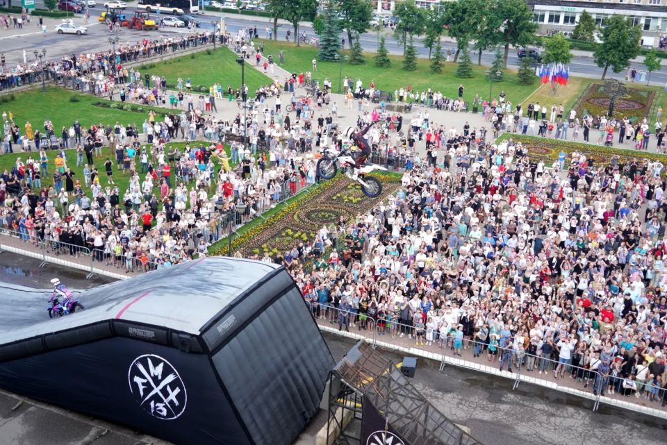 Головокружительные трюки на мотоциклах и багги в Подмосковье Головокружительные трюки на мотоциклах и багги в Подмосковье