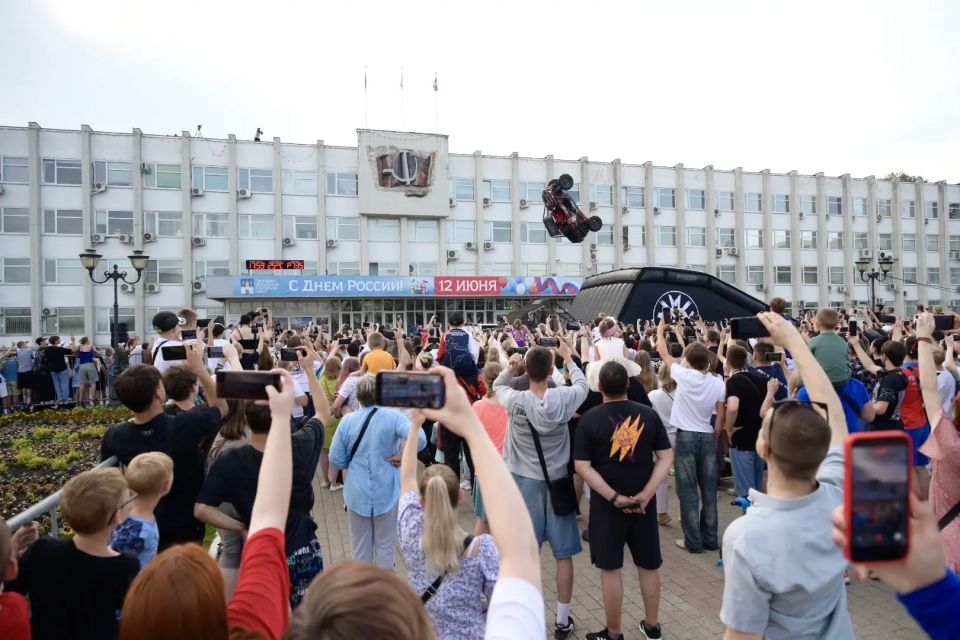 Головокружительные трюки на мотоциклах и багги в Подмосковье Головокружительные трюки на мотоциклах и багги в Подмосковье