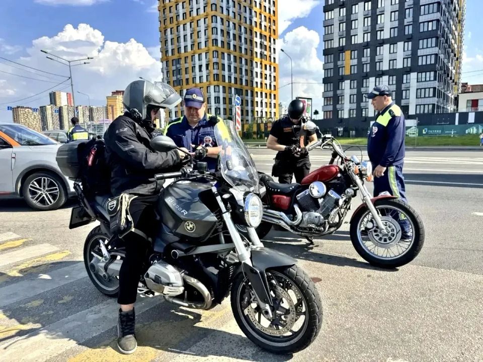 Сотрудники красногорской Госавтоинспекции совместно с коллегами отдела ГИБДД УВД по Северо-Западному административному округу города Москвы провели профилактическую акцию, направленную на повышение безопасности дорожного... Сотрудники красногорской Госавтоинспекции совместно с коллегами отдела ГИБДД УВД по Северо-Западному административному округу города Москвы провели профилактическую акцию, направленную на повышение безопасности дорожного...