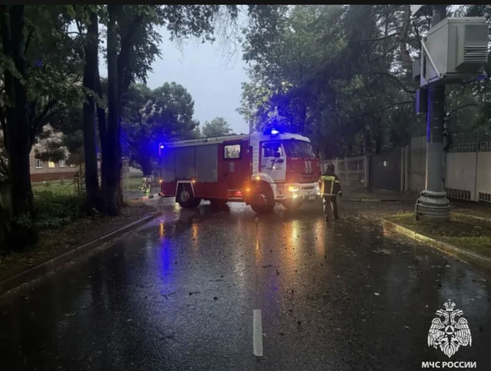 Сотрудники Подольского пожарно-спасательного гарнизона оказывают помощь коммунальным службам Сотрудники Подольского пожарно-спасательного гарнизона оказывают помощь коммунальным службам