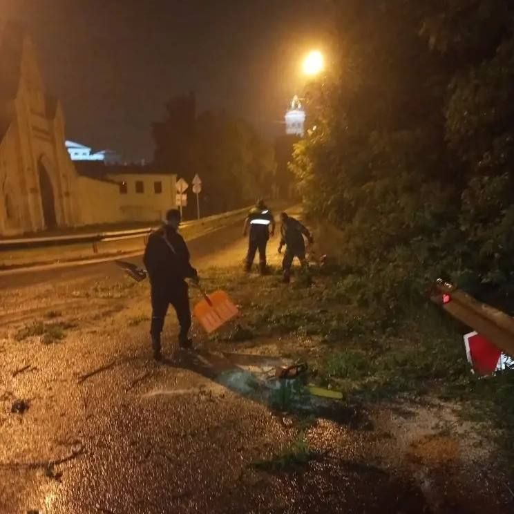 Борьба со стихией в режиме 24/7: коммунальные службы всю ночь ликвидировали последствия шторма Борьба со стихией в режиме 24/7: коммунальные службы всю ночь ликвидировали последствия шторма