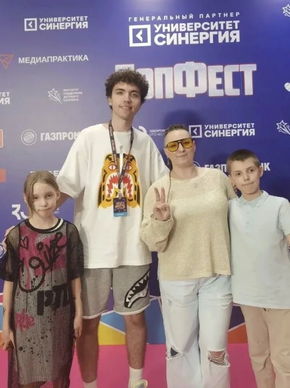 Семьи участников СВО посетили масштабный концерт «ТопФест» в Лужниках, где выступили известные блогеры, певцы и популярные артисты Семьи участников СВО посетили масштабный концерт «ТопФест» в Лужниках, где выступили известные блогеры, певцы и популярные артисты