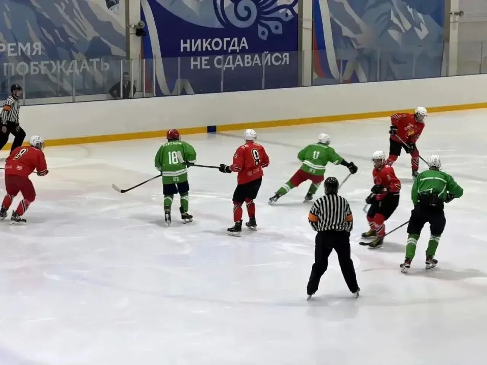 Хоккеисты «Пеликана» разгромили соперника и вышли в финал Хоккеисты «Пеликана» разгромили соперника и вышли в финал