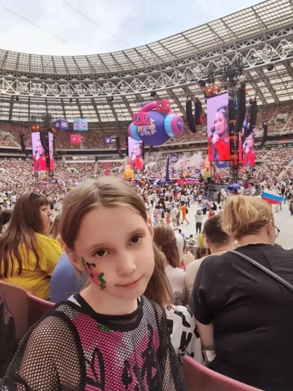Семьи участников СВО посетили масштабный концерт «ТопФест» в Лужниках, где выступили известные блогеры, певцы и популярные артисты Семьи участников СВО посетили масштабный концерт «ТопФест» в Лужниках, где выступили известные блогеры, певцы и популярные артисты
