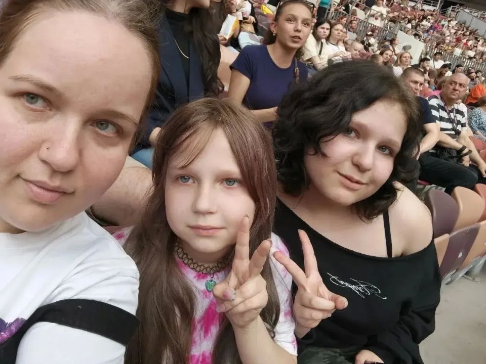Семьи участников СВО посетили масштабный концерт «ТопФест» в Лужниках, где выступили известные блогеры, певцы и популярные артисты Семьи участников СВО посетили масштабный концерт «ТопФест» в Лужниках, где выступили известные блогеры, певцы и популярные артисты