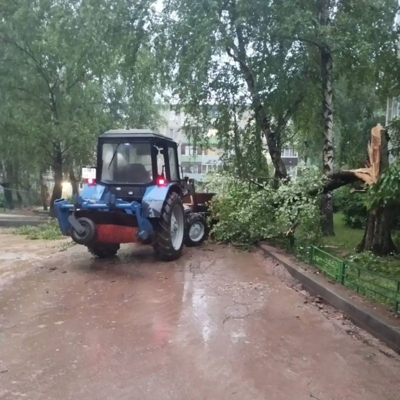 Борьба со стихией в режиме 24/7: коммунальные службы всю ночь ликвидировали последствия шторма
