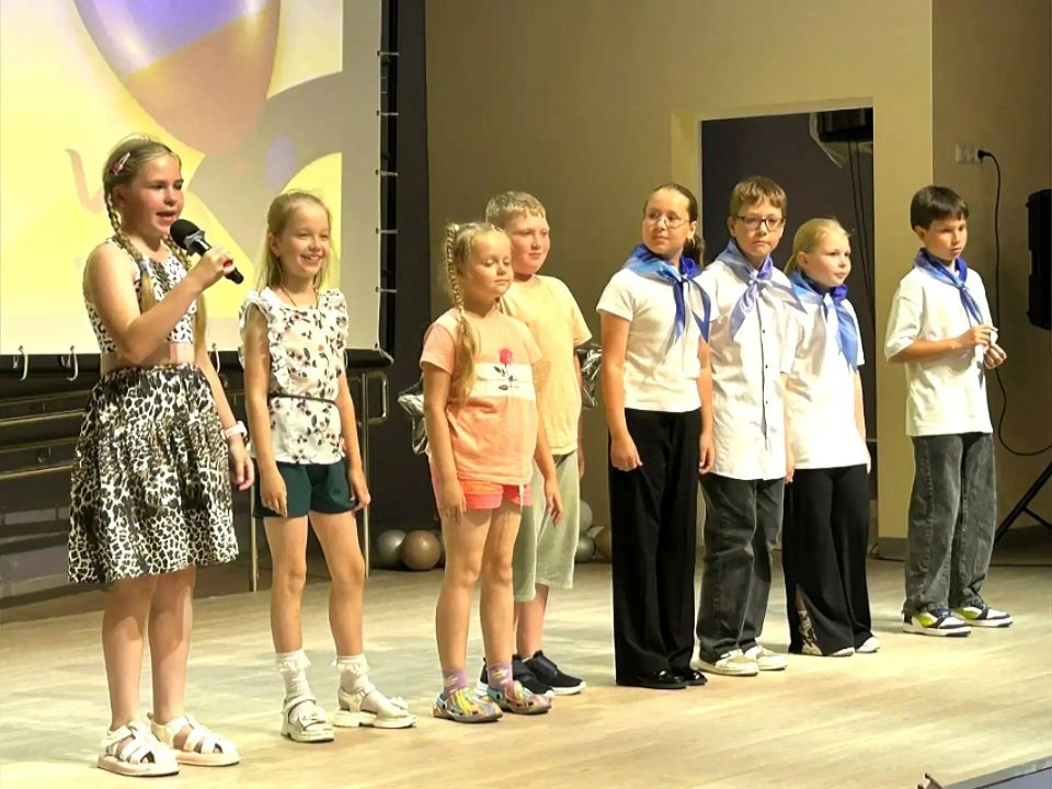 В Верзиловской школе прошло торжество, посвящённое Дню России В Верзиловской школе прошло торжество, посвящённое Дню России