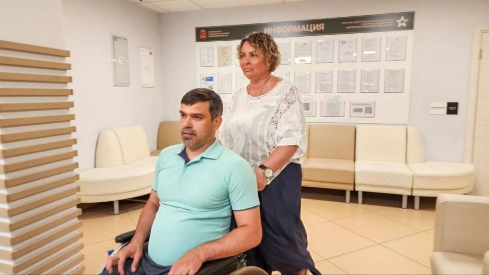 Ветеран СВО из центра «Ясенки» прыгнул с парашютом с высоты 4 тысячи метров Ветеран СВО из центра «Ясенки» прыгнул с парашютом с высоты 4 тысячи метров