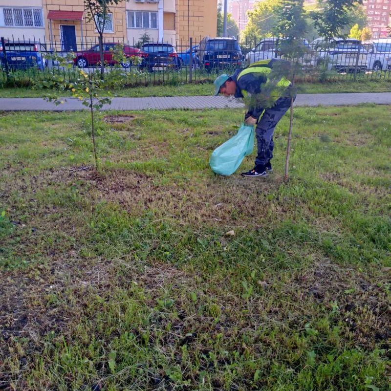 Чистота и порядок: в Долгопрудном продолжается уборка городских территорий Чистота и порядок: в Долгопрудном продолжается уборка городских территорий
