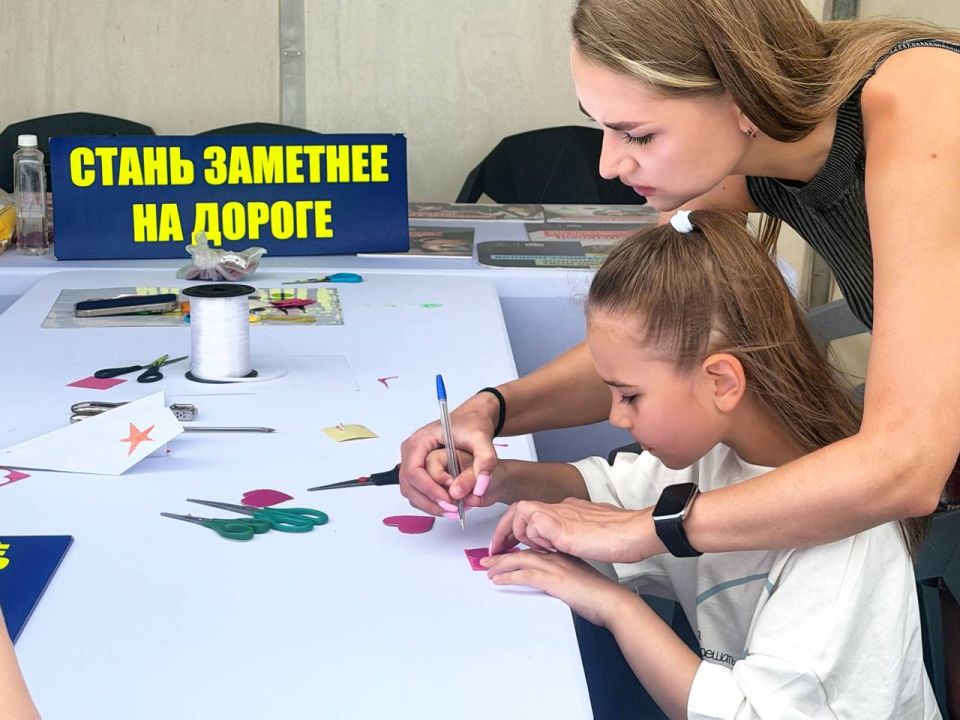 В выходные дни в Одинцово состоялся «Один день с полицией Подмосковья», в рамках которого Госавтоинспекция подготовила несколько интерактивных площадок в теме дорожной безопасности В выходные дни в Одинцово состоялся «Один день с полицией Подмосковья», в рамках которого Госавтоинспекция подготовила несколько интерактивных площадок в теме дорожной безопасности