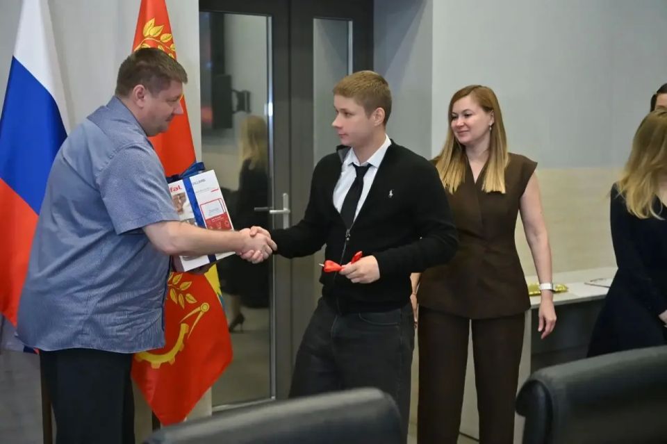 Трем детямсиротам вручили ключи от жилых помещений в Балашихе Трем детямсиротам вручили ключи от жилых помещений в Балашихе