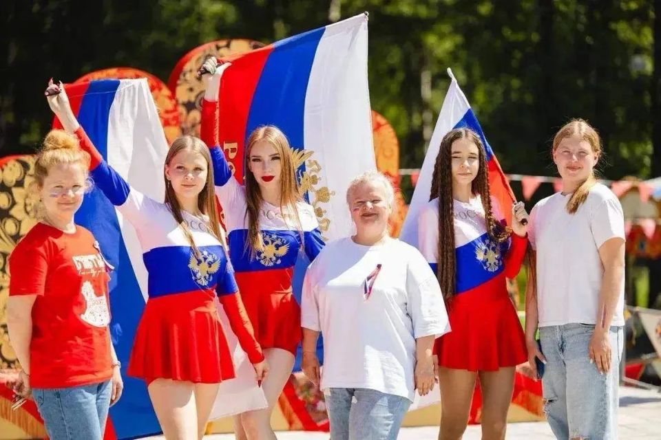 Порядка 100 тысяч человек посетили общеобластное мероприятие «С Россией в сердце» в парках Подмосковья Порядка 100 тысяч человек посетили общеобластное мероприятие «С Россией в сердце» в парках Подмосковья