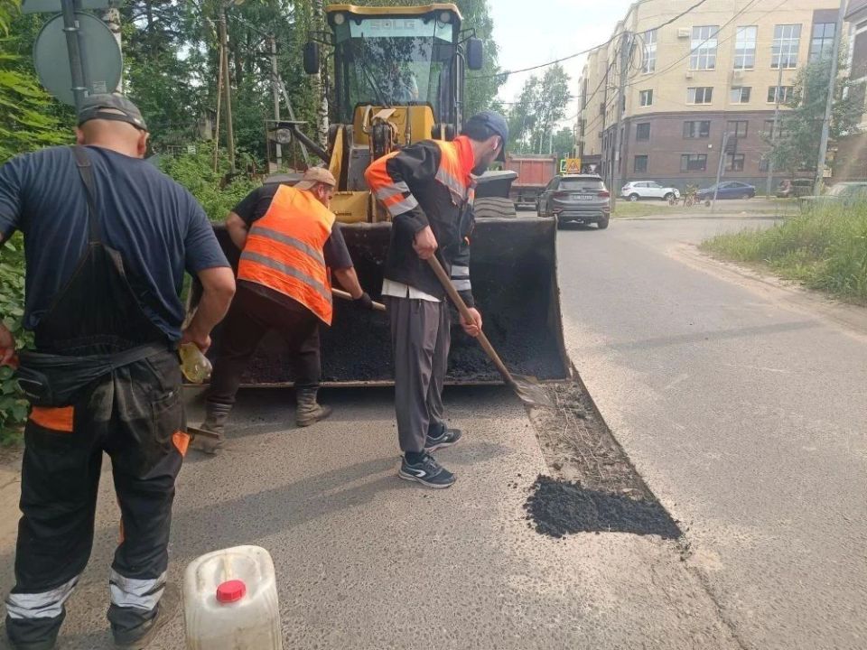 В городе продолжаются ремонтные работы по восстановлению дорожного полотна В городе продолжаются ремонтные работы по восстановлению дорожного полотна