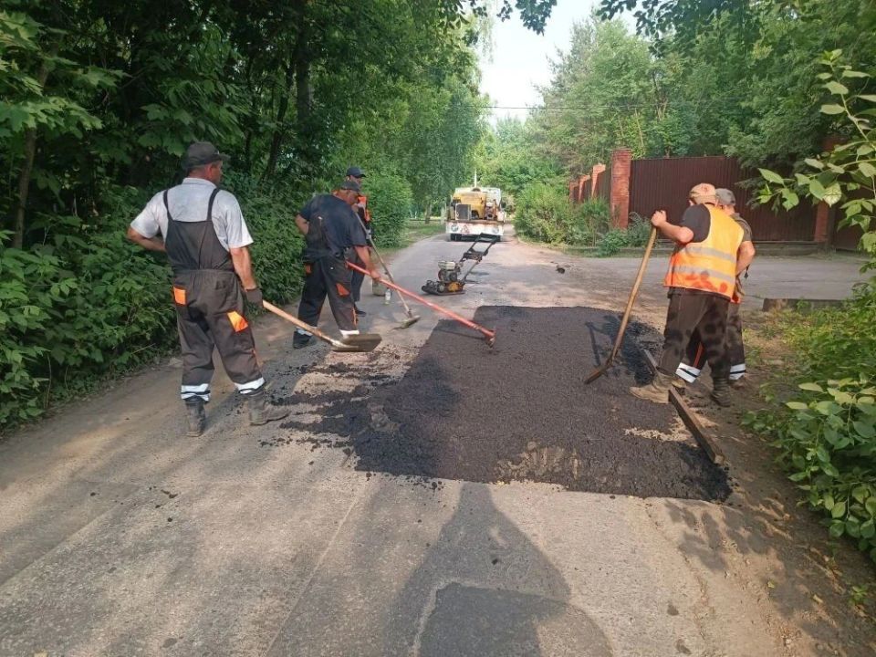 В городе продолжаются ремонтные работы по восстановлению дорожного полотна В городе продолжаются ремонтные работы по восстановлению дорожного полотна