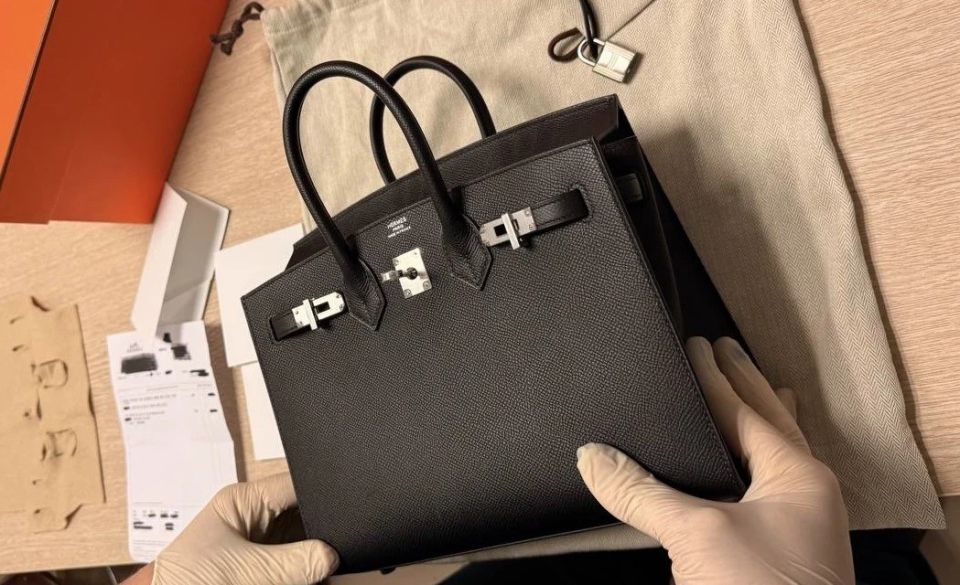 Домодедовские таможенники изъяли сумку Hermes стоимостью 3 млн рублей у 24-летней россиянки, прибывшей из Турции Домодедовские таможенники изъяли сумку Hermes стоимостью 3 млн рублей у 24-летней россиянки, прибывшей из Турции