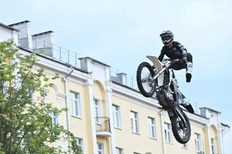 Более 10 тыс. человек увидели выступления команды мотофристайла FMX13 в Подмосковье в минувшие выходные Более 10 тыс. человек увидели выступления команды мотофристайла FMX13 в Подмосковье в минувшие выходные
