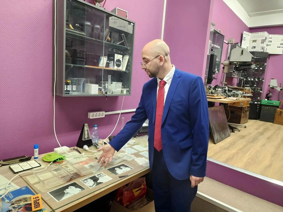 В Реутове учитель превратил личную коллекцию в школьный музей В Реутове учитель превратил личную коллекцию в школьный музей