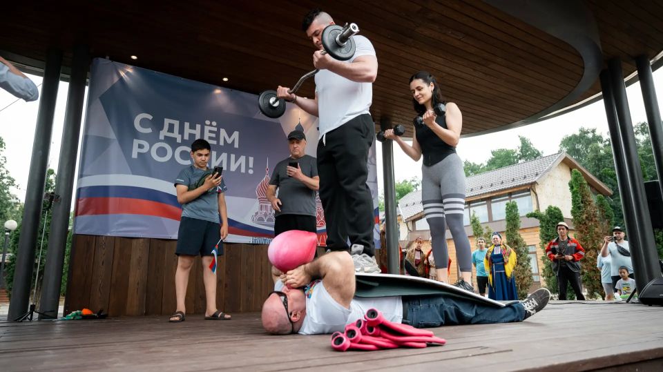 «Русский Халк» установил мировой рекорд по сценическому экстриму в Люберцах в День России «Русский Халк» установил мировой рекорд по сценическому экстриму в Люберцах в День России