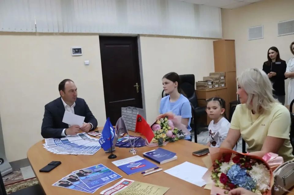 Сергей Мужальских: Сегодня вместе с руководителем местного отделения Ассоциации ветеранов СВО Дмитрием Путренко встретился с семьёй погибшего участника специальной военной операции Владимира Коробкина и поздравил с днём... Сергей Мужальских: Сегодня вместе с руководителем местного отделения Ассоциации ветеранов СВО Дмитрием Путренко встретился с семьёй погибшего участника специальной военной операции Владимира Коробкина и поздравил с днём...