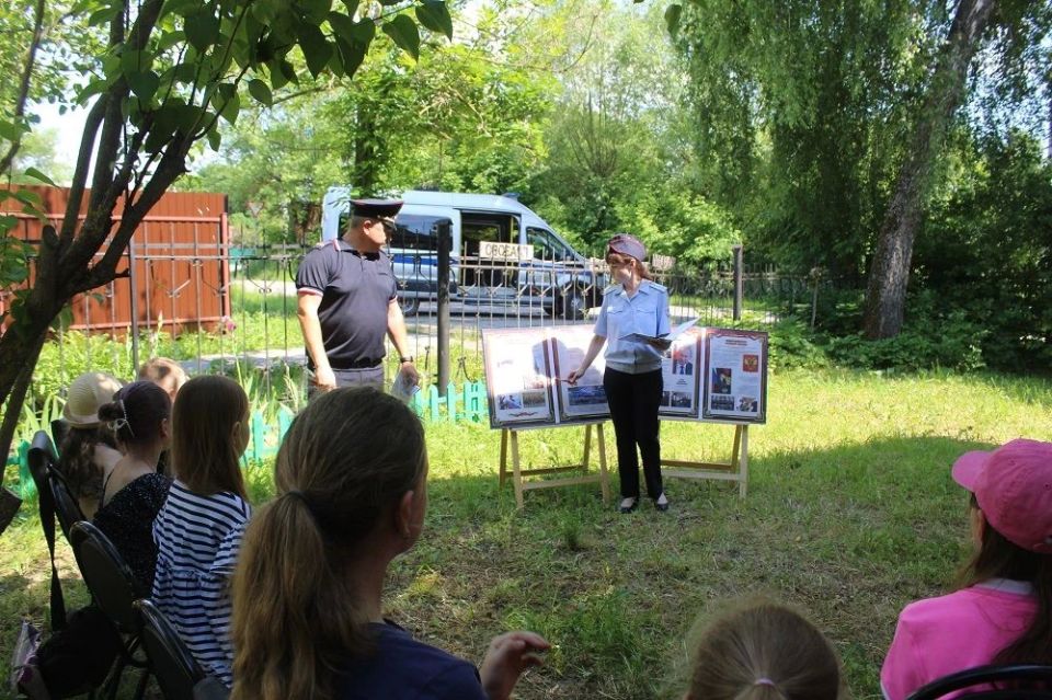 В Серпухове сотрудники полиции провели для детей патриотическую акцию «Моя Россия» В Серпухове сотрудники полиции провели для детей патриотическую акцию «Моя Россия»