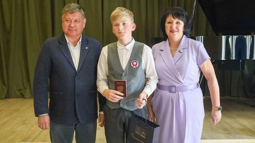 Первый паспорт - первый шаг во взрослую жизнь Первый паспорт - первый шаг во взрослую жизнь