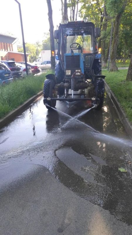 Чистота и порядок: в Долгопрудном продолжается уборка городских территорий Чистота и порядок: в Долгопрудном продолжается уборка городских территорий