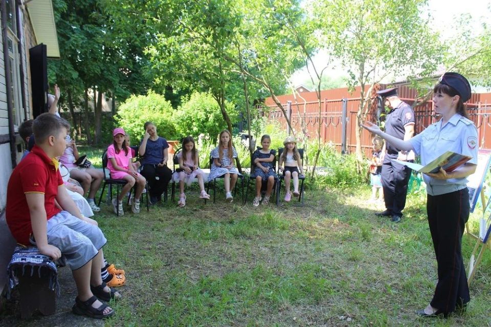 В Серпухове сотрудники полиции провели для детей патриотическую акцию «Моя Россия» В Серпухове сотрудники полиции провели для детей патриотическую акцию «Моя Россия»