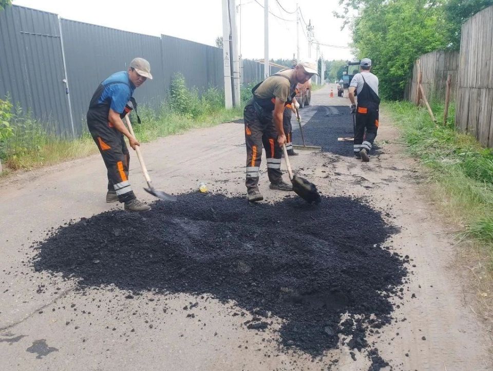 В городе продолжаются ремонтные работы по восстановлению дорожного полотна В городе продолжаются ремонтные работы по восстановлению дорожного полотна