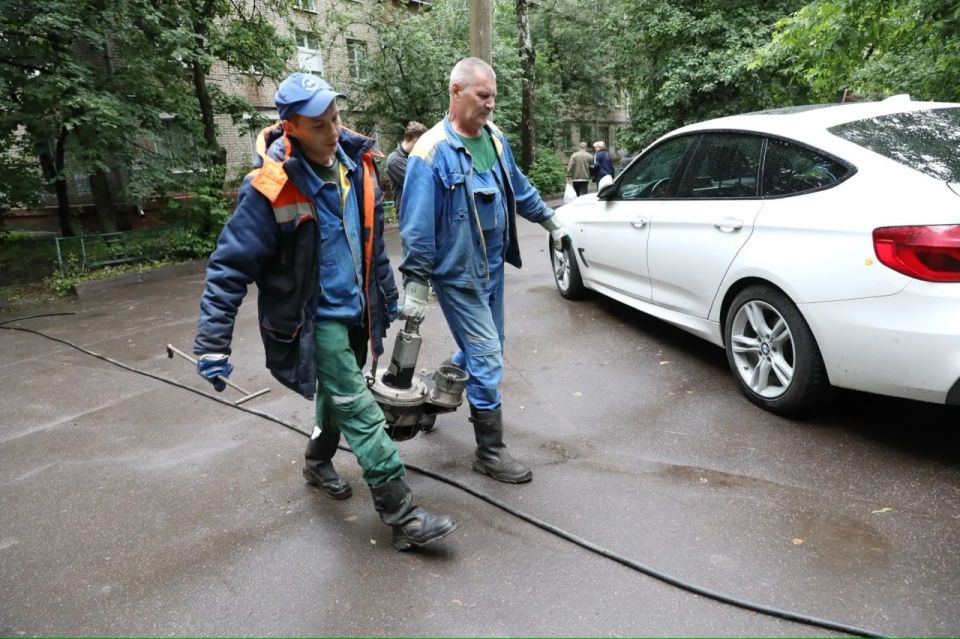 Последствия непогоды: в Долгопрудном проводят откачку воды и убрали более 20 поваленных деревьев Последствия непогоды: в Долгопрудном проводят откачку воды и убрали более 20 поваленных деревьев